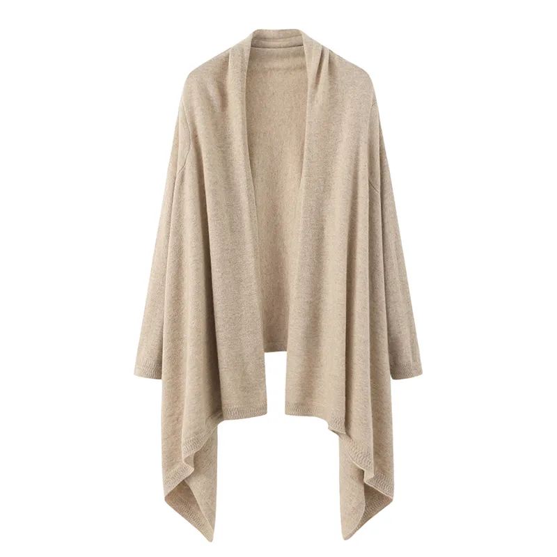Monaróir a chur ar fáil do mhná le sleeves cniotáilte poncho poncho